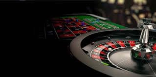 MMK325 မိုဘိုင်းအက်ပ် မှ Slots နှင့် Live Casino ကစားနေသော မြန်မာ ကစားသမား